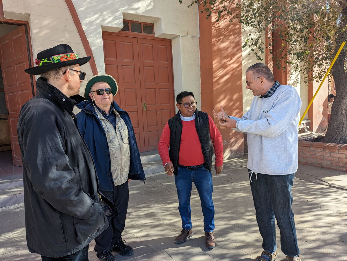 Von links: Bischof Dr. Franz Jung, Domkapitular Albin Krämer, der Pfarrer von Uyuni und Bolivienmissionar Pfarrer Thomas Hermes als einer seiner Vorgänger vor der Kirche von Uyuni. Von links: Bischof Dr. Franz Jung, Domkapitular Albin Krämer, der Pfarrer von Uyuni und Bolivienmissionar Pfarrer Thomas Hermes als einer seiner Vorgänger vor der Kirche von Uyuni.