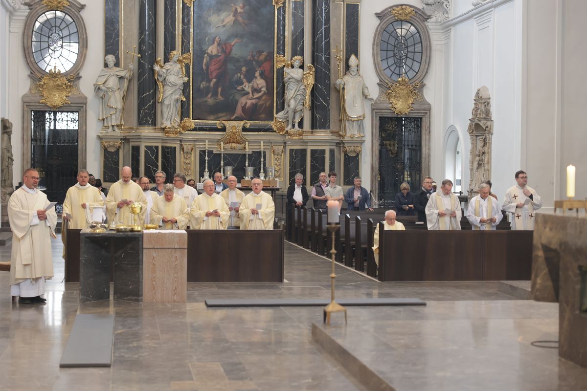 Bischof Dr. Franz Jung hat am Mittwochabend, 16. April, bei der Chrisammesse im Würzburger Kiliansdom die Heiligen Öle für das ganze Bistum geweiht.  Bischof Dr. Franz Jung hat am Mittwochabend, 16. April, bei der Chrisammesse im Würzburger Kiliansdom die Heiligen Öle für das ganze Bistum geweiht.