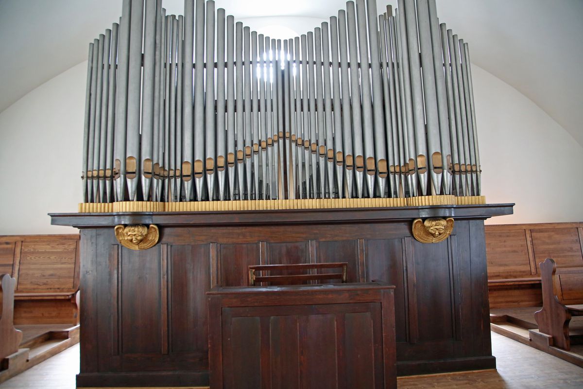 Im Zuge der Renovierung hat die Kirche eine digitale Orgel bekommen. Die neue Technik ist hinter der alten Orgel verborgen. Im Zuge der Renovierung hat die Kirche eine digitale Orgel bekommen. Die neue Technik ist hinter der alten Orgel verborgen.