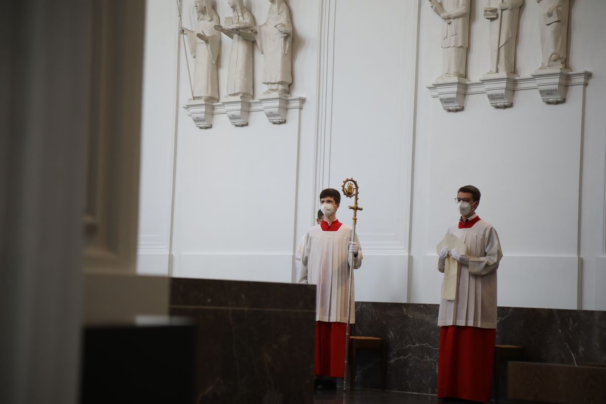2721/0661 Ministranten-Gottesdienst_28684 Weihbischof Ulrich Boom hat anlässlich der Kiliani-Wallfahrtswoche mit den Ministranten einen Gottesdienst im Würzburger Dom gefeiert.