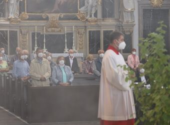 Im Anschluss an den Ehejubilarsgottesdienst mit Weihbischof Ulrich Boom am Freitagvormittag, 2. Juli, konnten sich die Paare von ihm und weiteren Priestern und Diakonen segnen lassen.