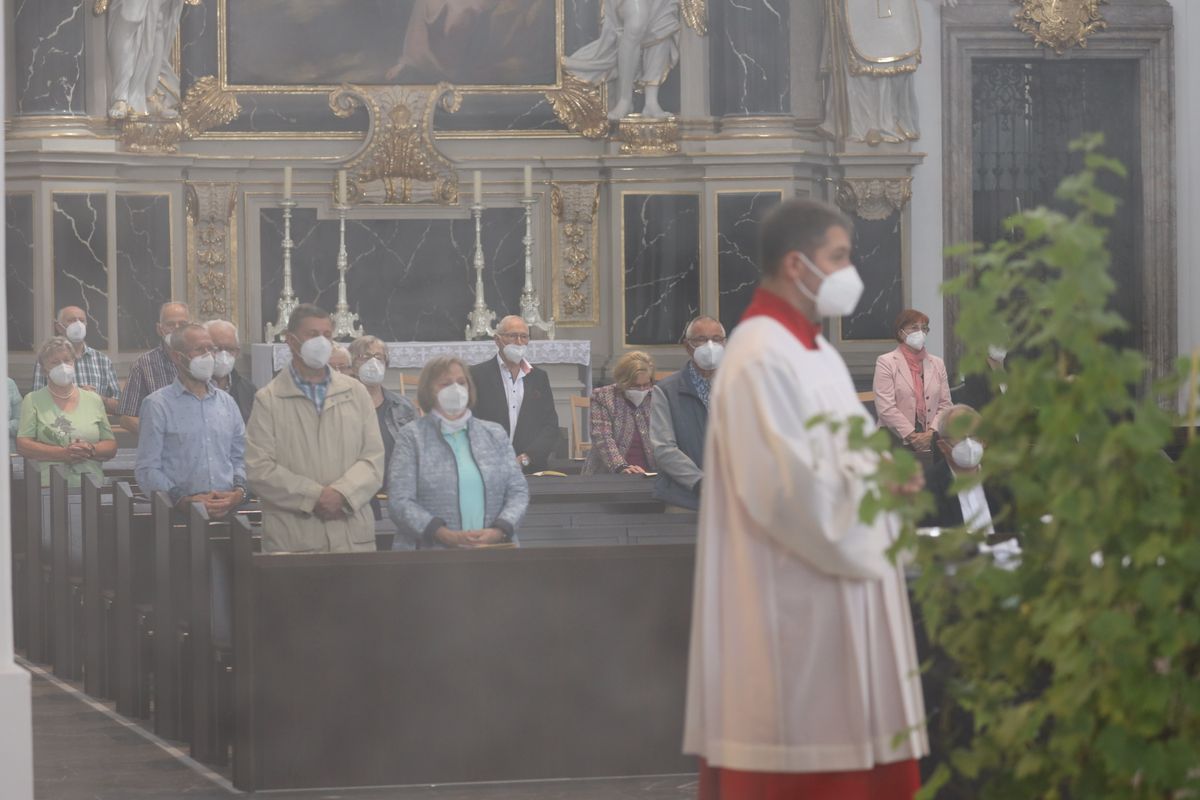 2721/0646 Ehejubilare Freitag, 2- Juli vormittags WB Boom_28432 Im Anschluss an den Ehejubilarsgottesdienst mit Weihbischof Ulrich Boom am Freitagvormittag, 2. Juli, konnten sich die Paare von ihm und weiteren Priestern und Diakonen segnen lassen.