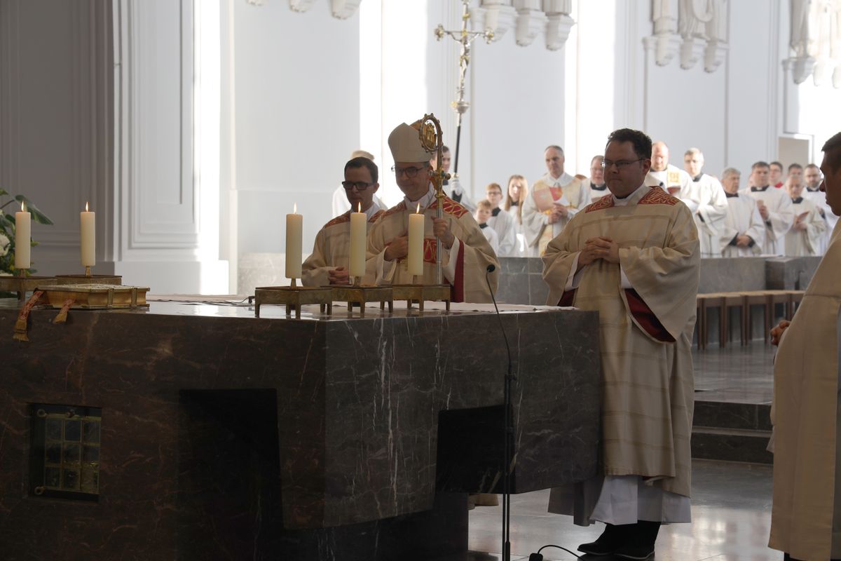 Bei einem feierlichen Gottesdienst im Würzburger Kiliansdom weihte Bischof Dr. Franz Jung Bertram Ziegler zum Diakon. Zahlreiche Verwandte, Freunde und Wegbegleiter des Priesterseminaristen nahmen an der Feier teil.