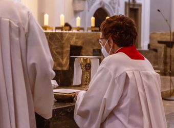 Bischof Dr. Franz Jung hat am Hochfest der Frankenapostel, Donnerstag, 8. Juli, mit haupt- und ehrenamtlichen Mitarbeiterinnen und Mitarbeitern der Caritas ein Pontifikalamt im Würzburger Kiliansdom gefeiert.