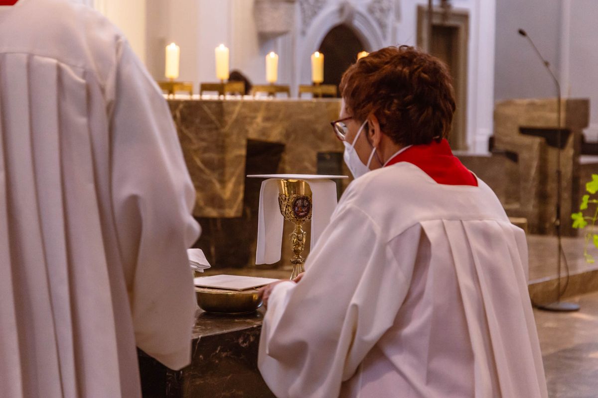 Bischof Dr. Franz Jung hat am Hochfest der Frankenapostel, Donnerstag, 8. Juli, mit haupt- und ehrenamtlichen Mitarbeiterinnen und Mitarbeitern der Caritas ein Pontifikalamt im Würzburger Kiliansdom gefeiert.