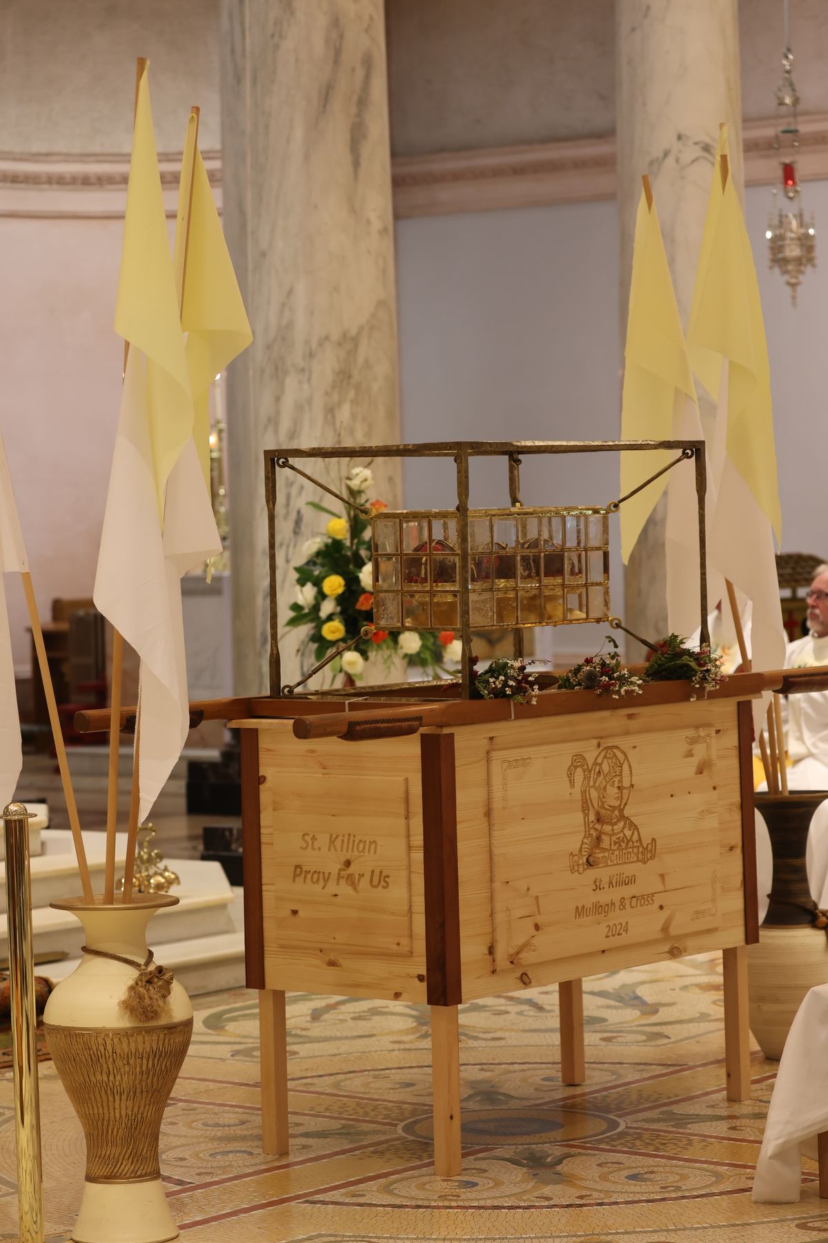 Bischof Dr. Franz Jung feierte am Sonntag, 6. Oktober, einen Gottesdienst zum Abschluss der Irlandwallfahrt mit den Reliquien der Frankenapostel in der Kathedrale von Cavan. Im Anschluss wurde der Schrein mit den Häuptern der Märtyrer für den Rücktransport nach Würzburg sicher verpackt.