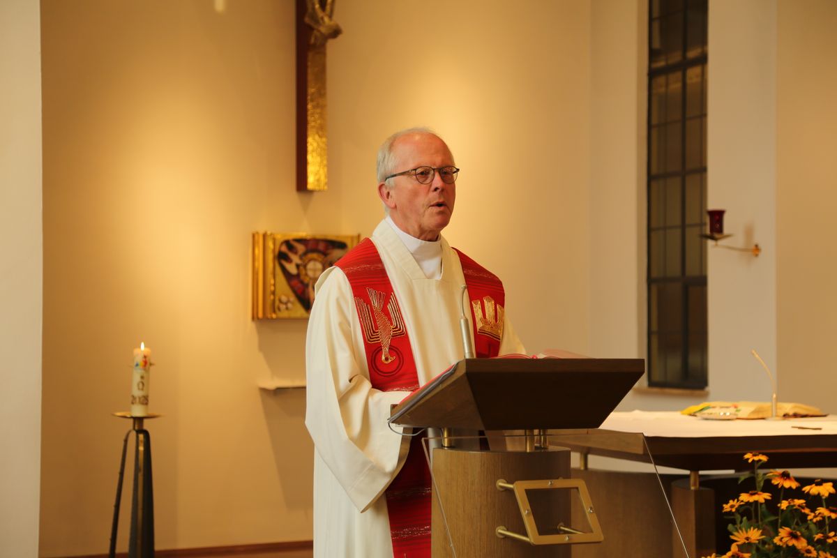 Weihbischof Paul Reder hat am Mittwoch, 9. Juli, einen Kiliani-Gottesdienst in der Kapelle der Ritaschwestern am Juliusspital Hospiz in Würzburg gefeiert. Nach dem Gottesdienst besuchte er das Hospiz und kam in den Austausch mit Mitarbeitenden und Gästen.
