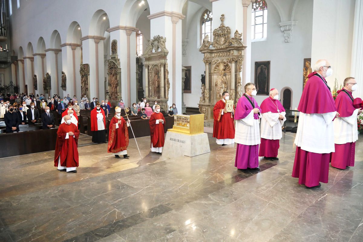 2721/0654 Eröffnung der Kiliani-Wallfahrtswoche 2021 im Kiliansdom_28593 Mit einem feierlichen Pontifikalgottesdienst ist am Sonntag, 4. Juli, im Würzburger Kiliansdom die Kiliani-Wallfahrtswoche 2021 eröffnet worden.