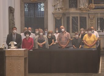 Bischof Dr. Franz Jung feierte am Mittwochabend, 23. Juni, einen Gottesdienst für Ehepaare, die 2021 oder 2021 auf 25 gemeinsame Jahre zurückblicken. Im Anschluss konnten sich die Paare segnen lassen.
