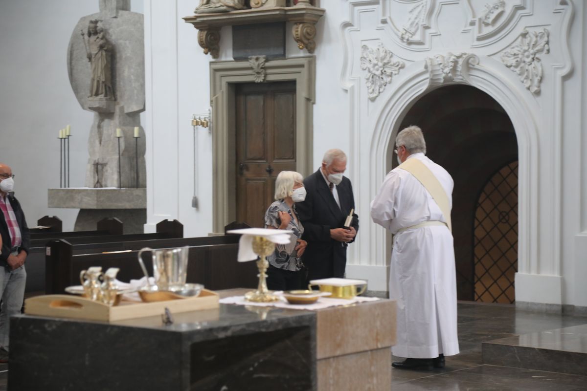2621/0609 Ehejubilare Weihbischof Boom_27504 Weihbischof Boom und weiteren Priester und Diakone weihen Ehejubilare, die ihr goldenes, diamantenes oder eisernes Ehejubiläum feiern.