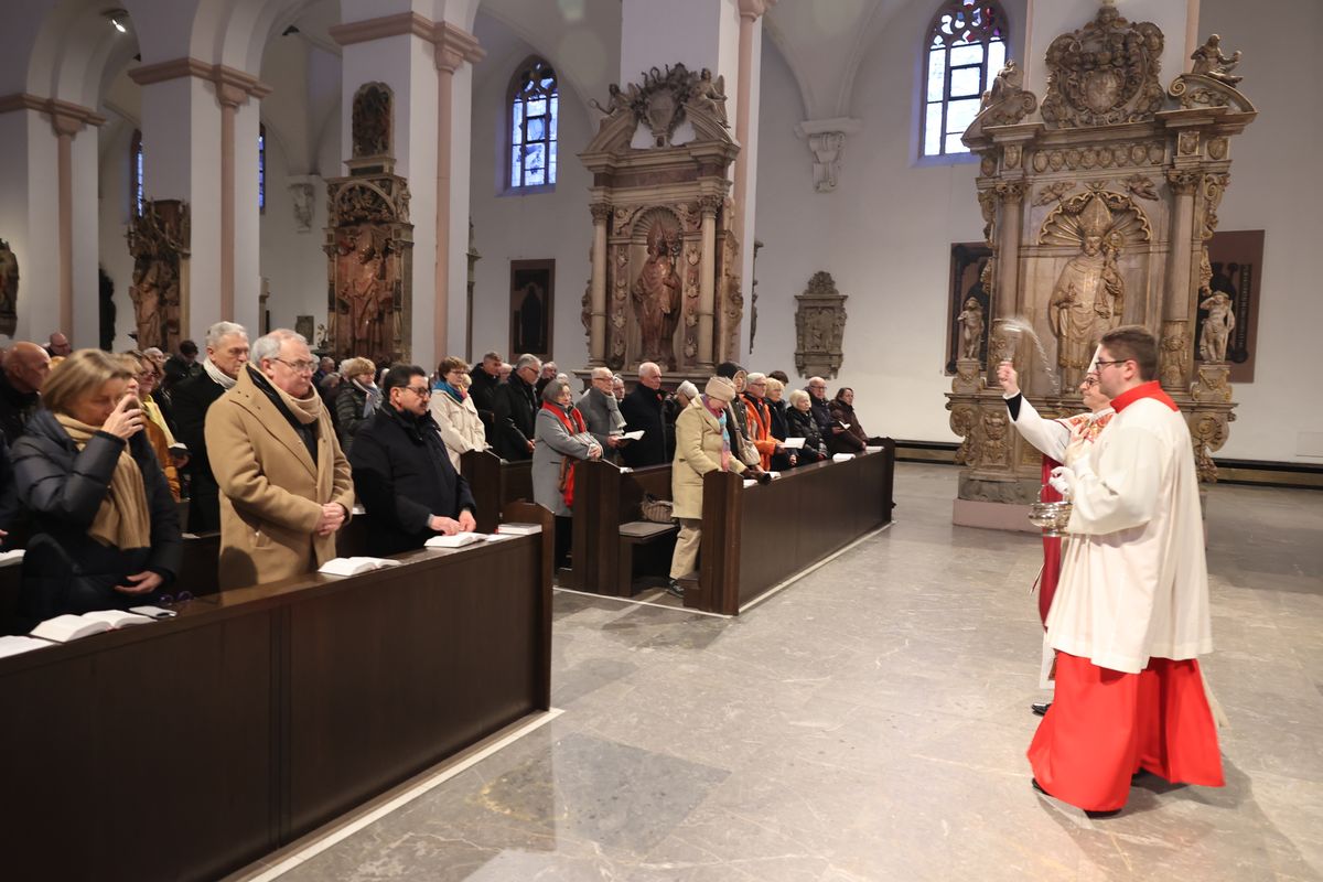 Mit einer Prozession vom Neumünster zum Kiliansdom und einer Pontifikalmesse hat Bischof Dr. Franz Jung am Dienstag, 31. Dezember, in Würzburg für das Bistum das Heilige Jahr eröffnet. Es steht unter dem Motto "Pilger der Hoffnung". 