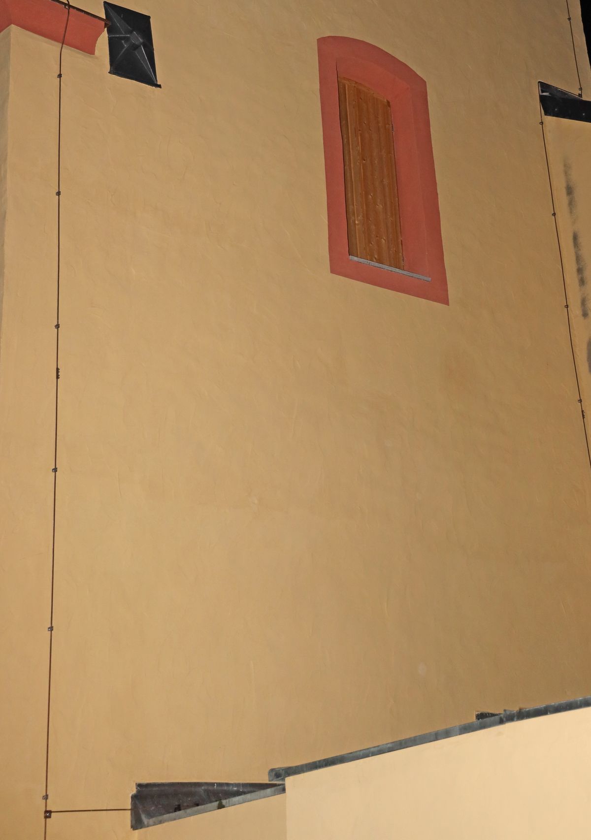 Auch diese alte Tür am Kirchturm, die nach außen öffnet, wurde im Zug der Renovierung wieder freigelegt. Sie soll jetzt durch eine Wendeltreppe aus Stahl erschlossen werden.  Auch diese alte Tür am Kirchturm, die nach außen öffnet, wurde im Zug der Renovierung wieder freigelegt. Sie soll jetzt durch eine Wendeltreppe aus Stahl erschlossen werden.