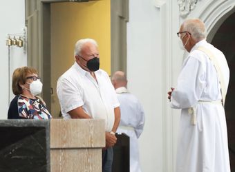 Bischof em. Dr. Friedhelm Hofmann feierte am Mittwochvormittag, 23. Juni, im Kiliansdom einen Pontifikalgottesdienst für Ehejubilare, die in den Jahren 2020 und 2021 auf 50, 60 oder 65 gemeinsame Jahre zurückblicken.