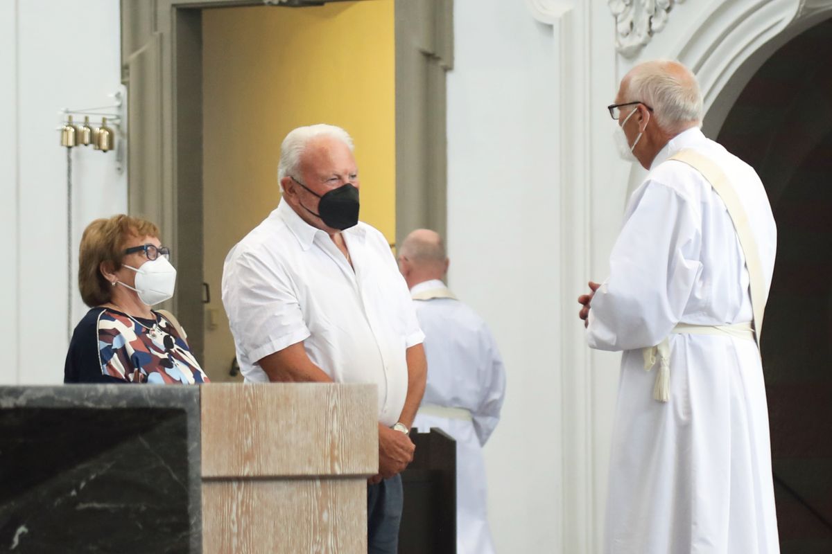 Bischof em. Dr. Friedhelm Hofmann feierte am Mittwochvormittag, 23. Juni, im Kiliansdom einen Pontifikalgottesdienst für Ehejubilare, die in den Jahren 2020 und 2021 auf 50, 60 oder 65 gemeinsame Jahre zurückblicken. Bischof em. Dr. Friedhelm Hofmann feierte am Mittwochvormittag, 23. Juni, im Kiliansdom einen Pontifikalgottesdienst für Ehejubilare, die in den Jahren 2020 und 2021 auf 50, 60 oder 65 gemeinsame Jahre zurückblicken.