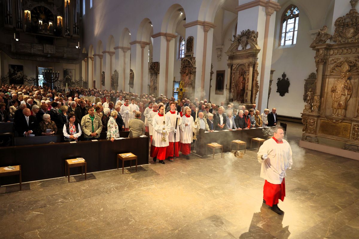 Mit mehr als 400 Ehepaaren, die seit 50, 60, 65 oder 70 Jahren verheiratet sind, hat Weihbischof em. Ulrich Boom am Donnerstagvormittag, 4. Juli, im Würzburger Kiliansdom einen Pontifikalgottesdienst gefeiert.