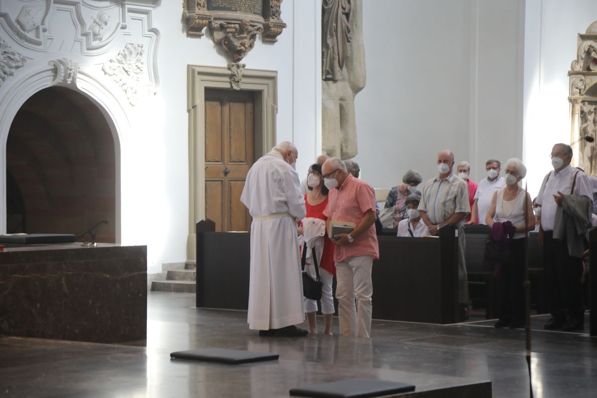 2621/0622 - Ehejubilare Gold mit Weihbischof Ulrich Boom_27881 Weihbischof Ulrich Boom feierte am Montagnachmittag, 26. Juni, einen Gottesdienst für Ehepaare, die 2020 oder 2021 ihr goldenes, diamantenes oder eisernes Ehejubiläum hatten. Im Anschluss konnten sich die Paare segnen lassen.