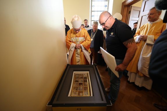 Bischof Dr. Franz Jung feierte am Sonntag, 6. Oktober, einen Gottesdienst zum Abschluss der Irlandwallfahrt mit den Reliquien der Frankenapostel in der Kathedrale von Cavan. Im Anschluss wurde der Schrein mit den Häuptern der Märtyrer für den Rücktransport nach Würzburg sicher verpackt.