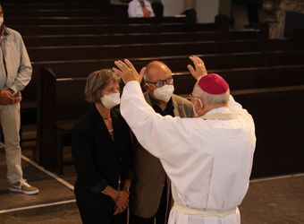 Im Anschluss an den Ehejubilarsgottesdienst mit Weihbischof Ulrich Boom am Freitagvormittag, 2. Juli, konnten sich die Paare von ihm und weiteren Priestern und Diakonen segnen lassen.