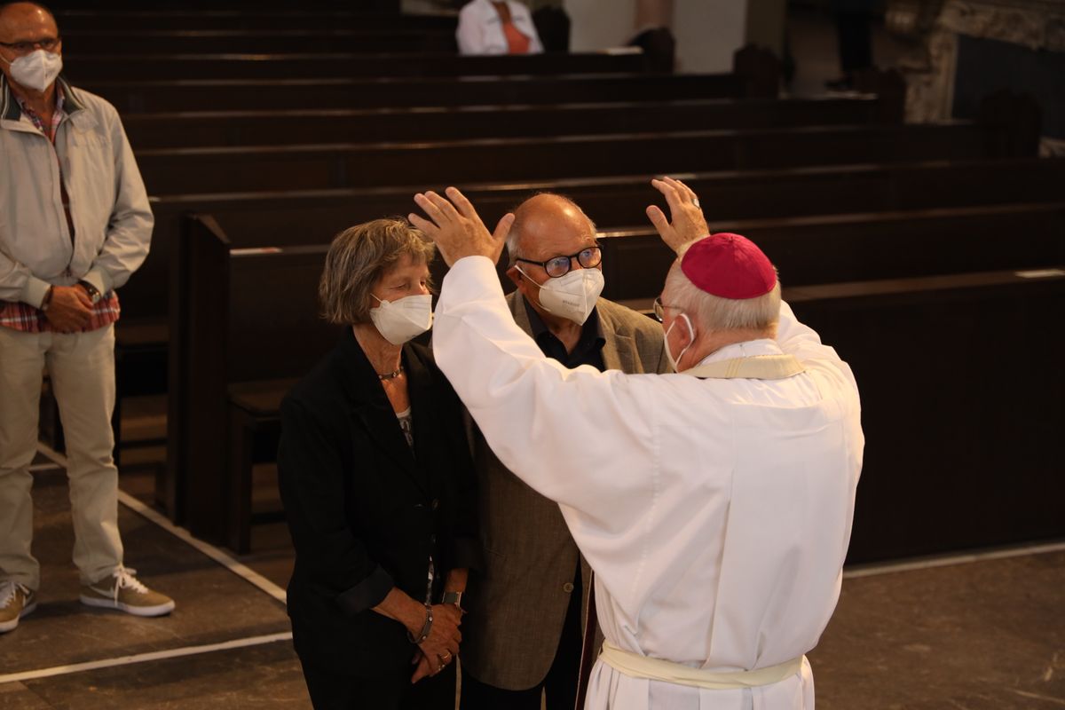 2721/0646 Ehejubilare Freitag, 2- Juli vormittags WB Boom_28473 Im Anschluss an den Ehejubilarsgottesdienst mit Weihbischof Ulrich Boom am Freitagvormittag, 2. Juli, konnten sich die Paare von ihm und weiteren Priestern und Diakonen segnen lassen.