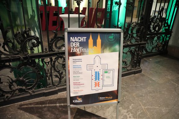 Die "Nacht der Hoffnung" in der Kiliani-Wallfahrtswoche am Samstagabend, 12. Juli, lud zu Stille, Gebet und Besinnung in den Kiliansdom ein. Viele Passanten nutzten das Angebot, das um Mitternacht endete.