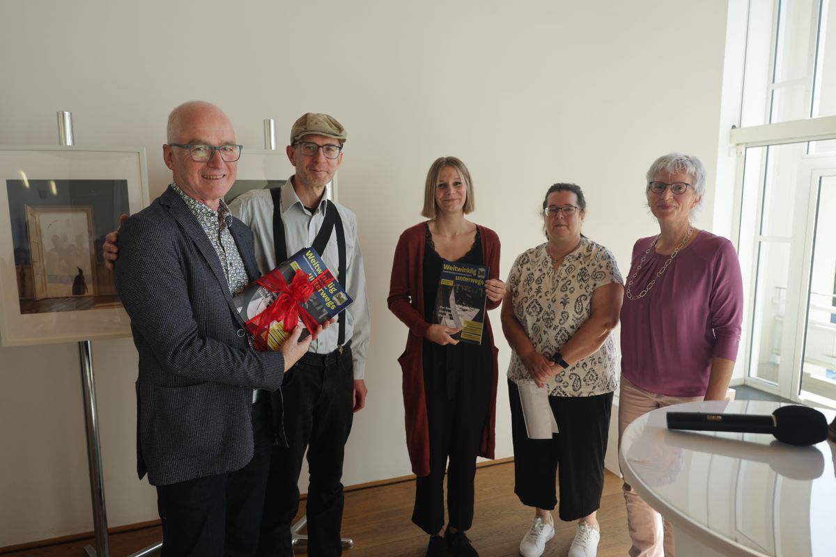 Den Pfarrbrief-Sonderdruck "Weitwinklig unterwegs" übereichten ihrem scheidenden Chef (von links) Christian Schmitt, Ronja Goj, Irmgard Riedl und Elfriede Klauer. 