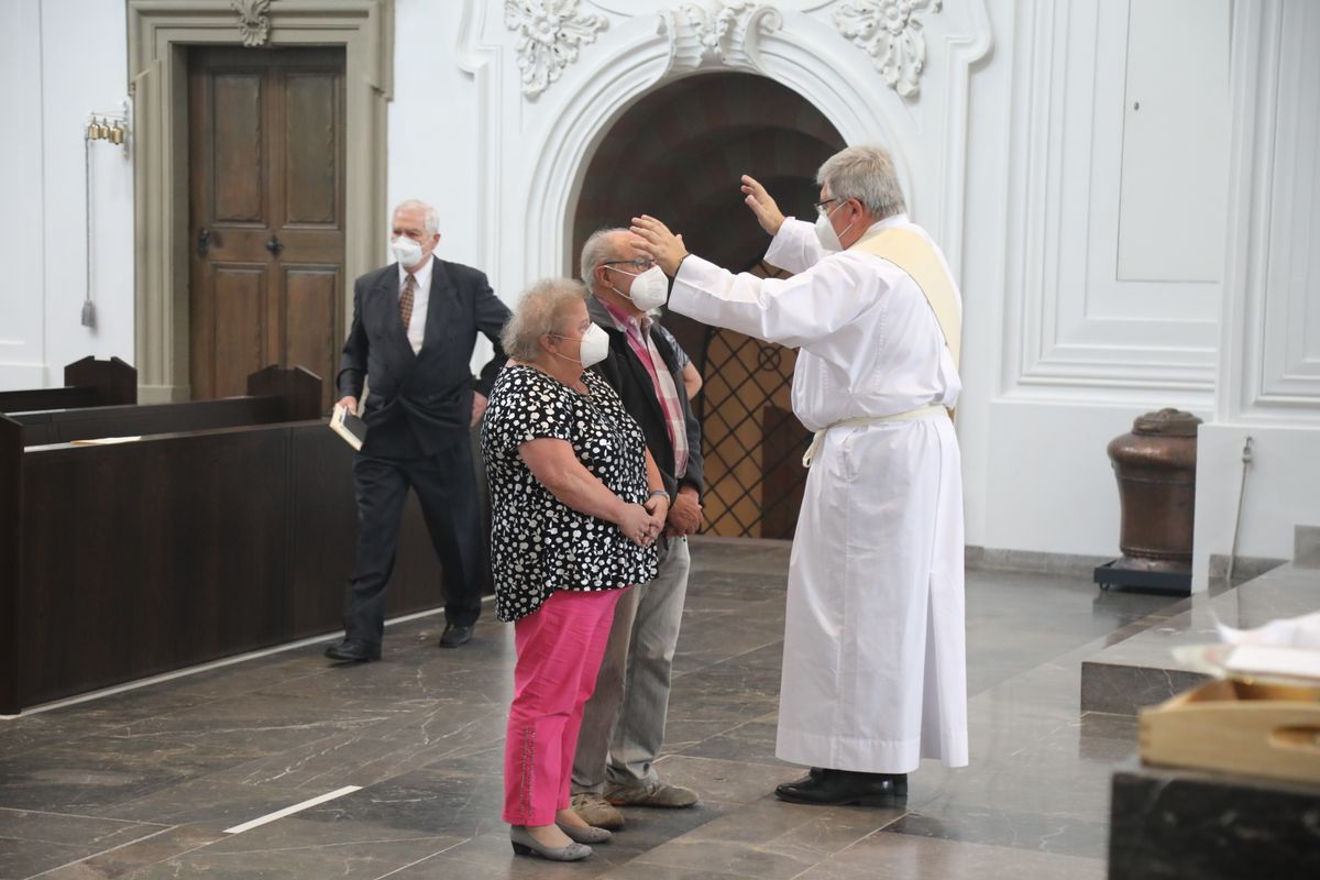 2621/0609 Ehejubilare Weihbischof Boom_27506 Weihbischof Boom und weiteren Priester und Diakone weihen Ehejubilare, die ihr goldenes, diamantenes oder eisernes Ehejubiläum feiern.