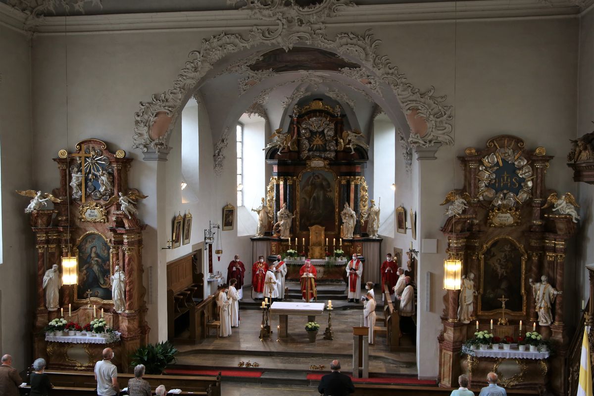 Weihbischof Ulrich Boom feierte am Donnerstagabend ein Pontifikalamt in der Pfarrkirche Sankt Michael in Zeil am Main.