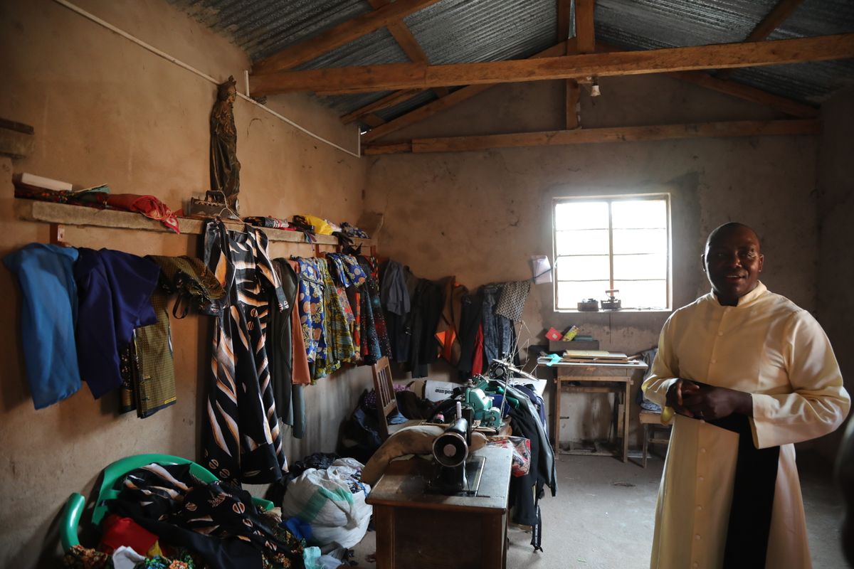Pfarrer Silverius Mwingira zeigt die Ausbildungsschneiderei seiner Pfarrei. Pfarrer Silverius Mwingira zeigt die Ausbildungsschneiderei seiner Pfarrei.