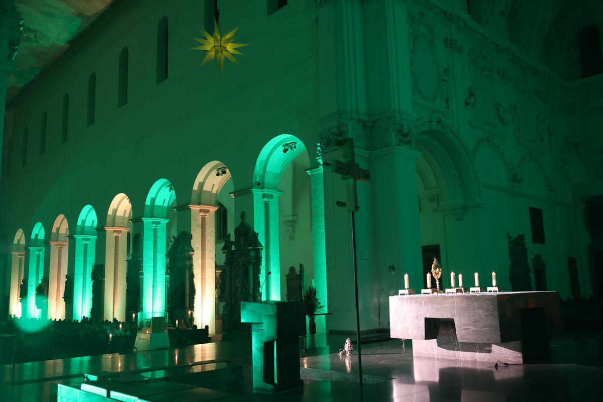 Die "Nacht der Hoffnung" am Samstagabend, 13. Juli, der Kiliani-Wallfahrtswoche lud zu Besinnung, Gebet und Kraftschöpfen in den Kiliansdom ein. Viele Passanten nutzten das Angebot, das um Mitternacht endete.