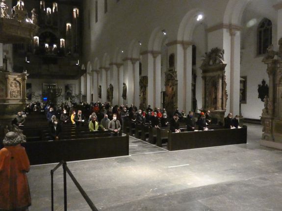 Mehr als 230 Menschen nahmen im Dom am Friedensgebet teil.