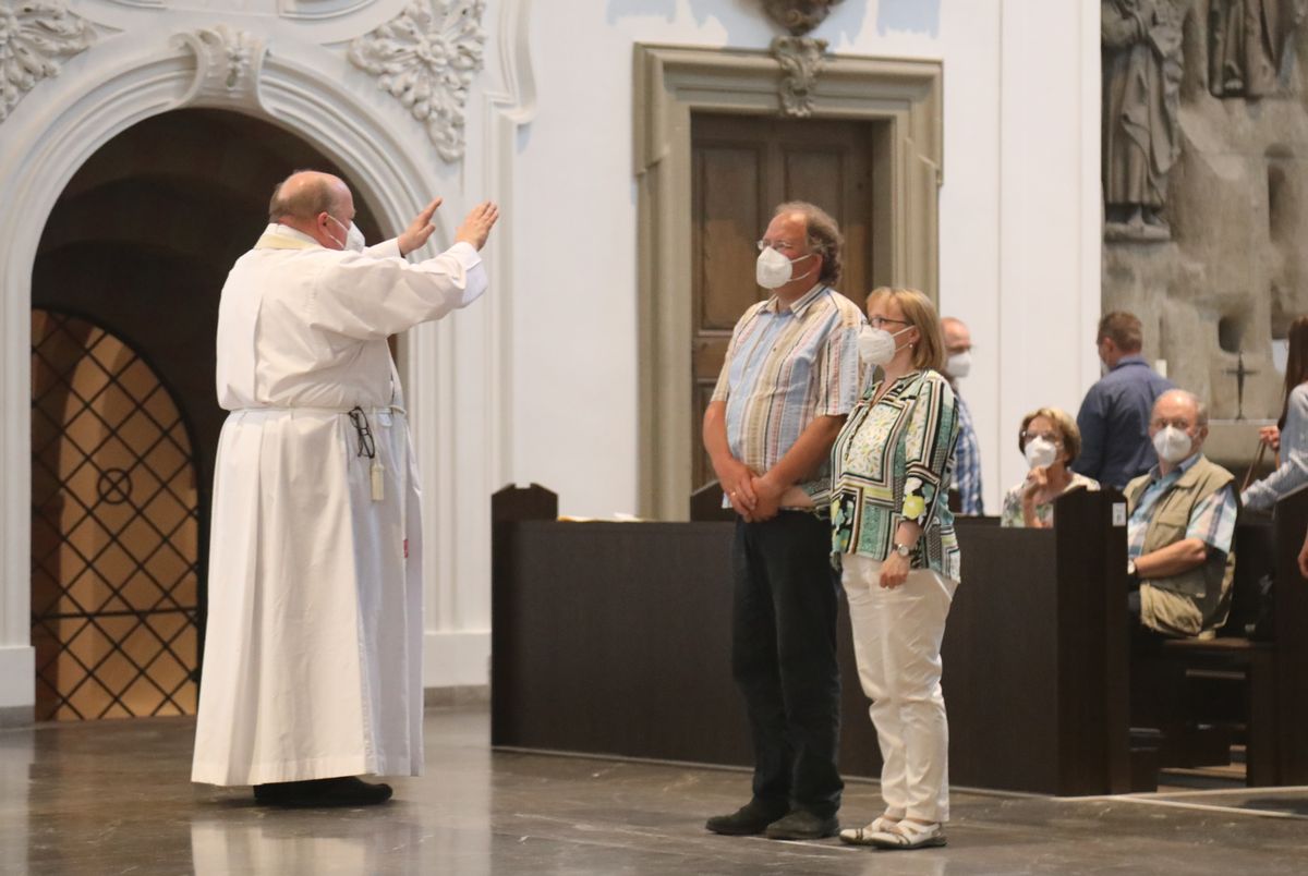 2621/0613 Gottesdienst für Ehejubilare Generalvikar Dr. Vorndran am Freitag, 25. Juni 2021_27662 Generalvikar Dr. Jürgen Vorndran feierte am Freitagabend, 25. Juni, einen Dankgottesdienst mit Ehepaaren, die seit 25 Jahren verheiratet sind. Anschließend spendeten der Generalvikar sowie weitere Priester und Diakone den Jubilaren mit Abstand den Segen.
