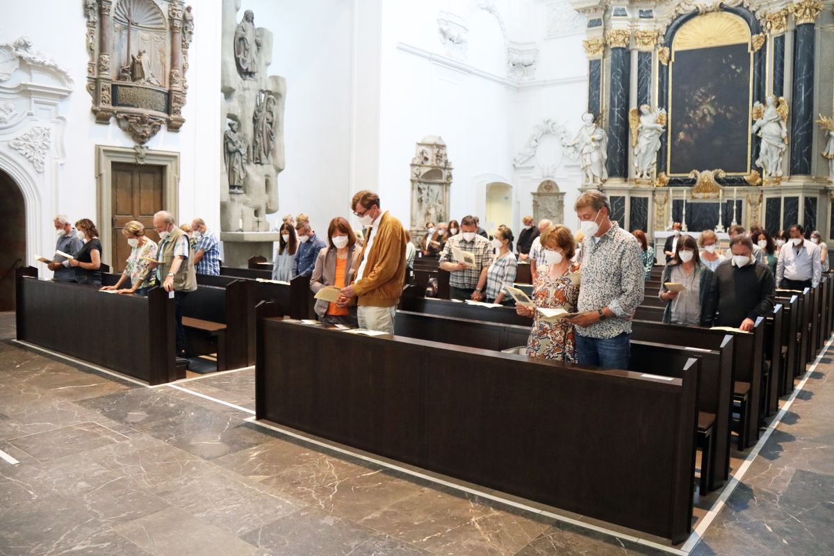 2621/0613 Gottesdienst für Ehejubilare Generalvikar Dr. Vorndran am Freitag, 25. Juni 2021_27637 Generalvikar Dr. Jürgen Vorndran feierte am Freitagabend, 25. Juni, einen Dankgottesdienst mit Ehepaaren, die seit 25 Jahren verheiratet sind. Anschließend spendeten der Generalvikar sowie weitere Priester und Diakone den Jubilaren mit Abstand den Segen.