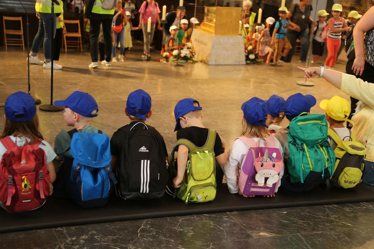 Rund 900 Kindergartenkinder haben am Freitag, 11. Juli, einen Gottesdienst mit Bischof Dr. Franz Jung in der Kirche Sankt Burkard gefeiert. Im Anschluss zogen sie über die Alte Mainbrücke in den Kiliansdom. 