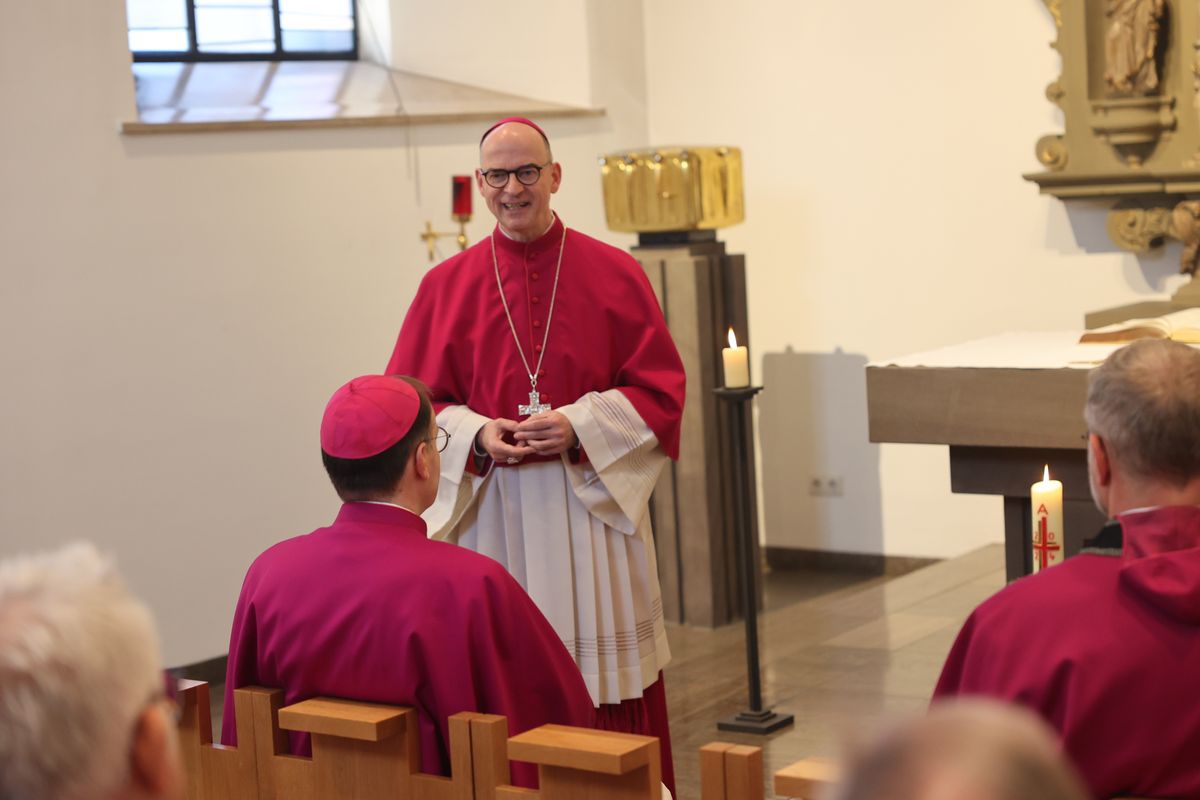 Weihbischof Paul Reder ist am Freitag, 10. Mai, offiziell in sein Amt als Dompropst eingeführt worden - zunächst in der Kapelle des Bischofshauses, dann bei einem Pontifikalgottesdienst im Kiliansdom. Dabei wurde besonders an Bischof em. Dr. Paul-Werner Scheele erinnert, der am 10. Mai 2019 starb.