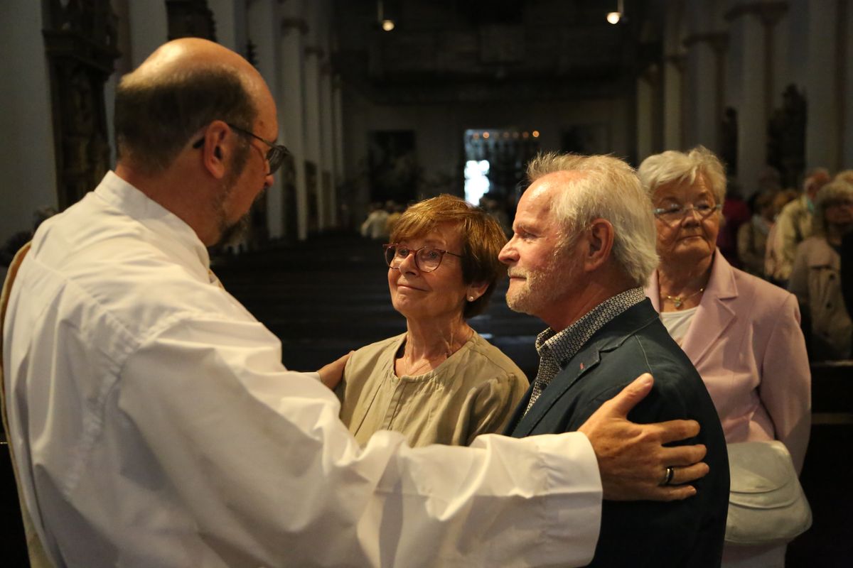 Bischof Dr. Franz Jung hat am Donnerstagnachmittag, 4. Juli, mit etwa 320 Paaren im Kiliansdom ihr goldenes oder diamantenes Ehejubiläum gefeiert.