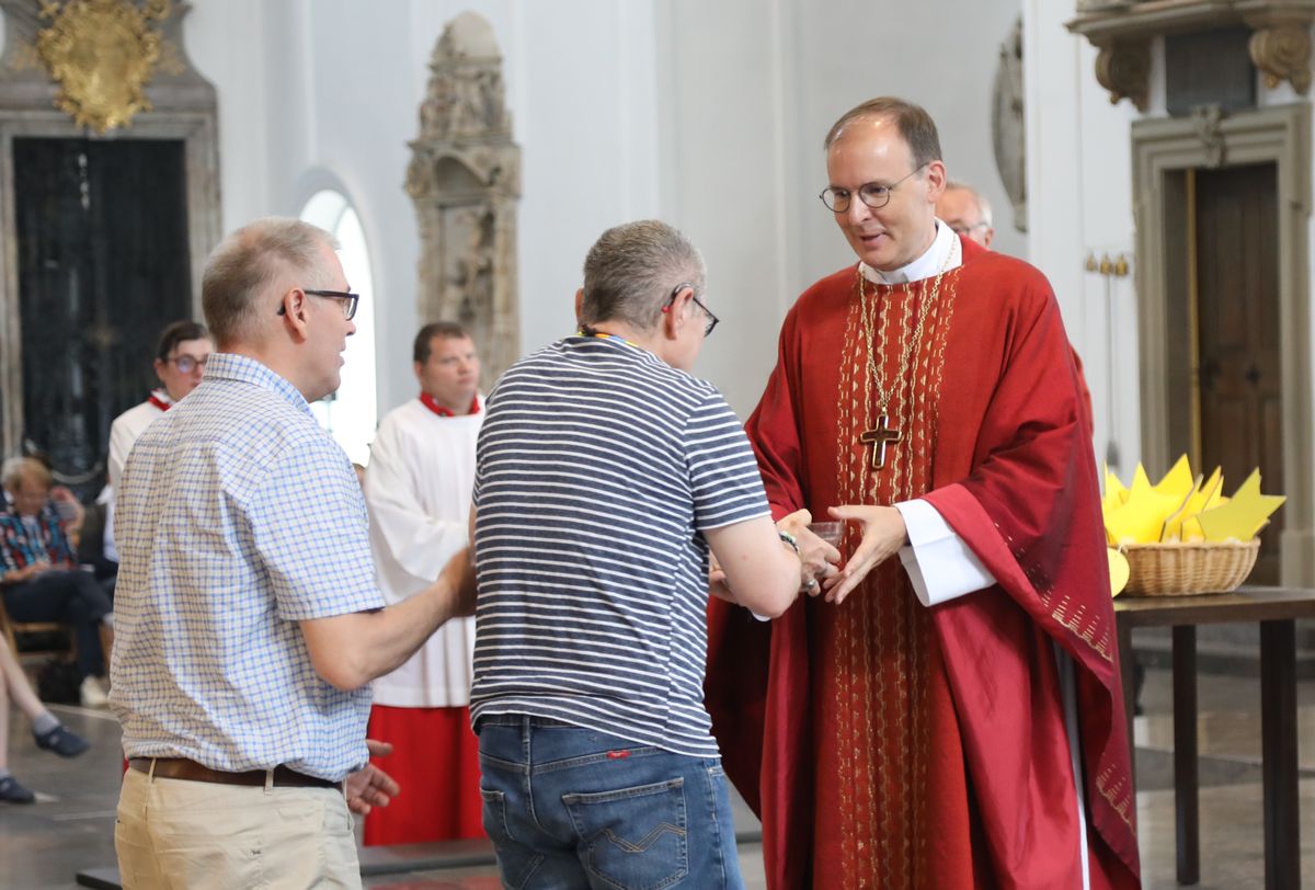 Weihbischof Paul Reder feierte am Samstag, 13. Juli, einen Kiliani-Gottesdienst für Menschen im Alter, in Krankheit und mit Behinderung im Kiliansdom. Menschen aus der Gottesdienstgemeinde brachten die Gaben zum Altar.