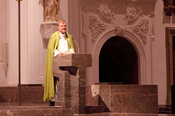 Domdekan Generalvikar Dr. Jürgen Vorndran begrüßte die insgesamt fast 100 Sänger im Kiliansdom.