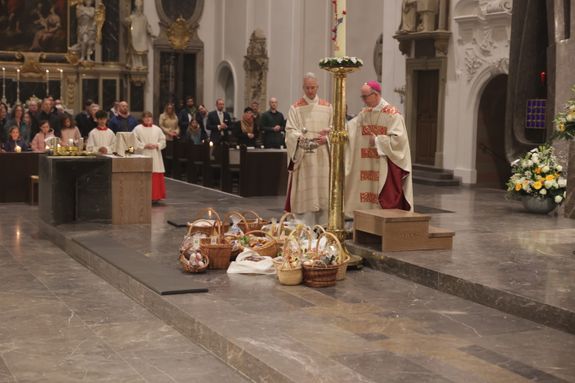 Am Ende der Osternacht segnete Bischof Jung die mitgebrachten Osterspeisen.