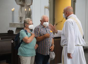 Bischof Dr. Franz Jung segnete nach dem Gottesdienst die Ehejubilare.