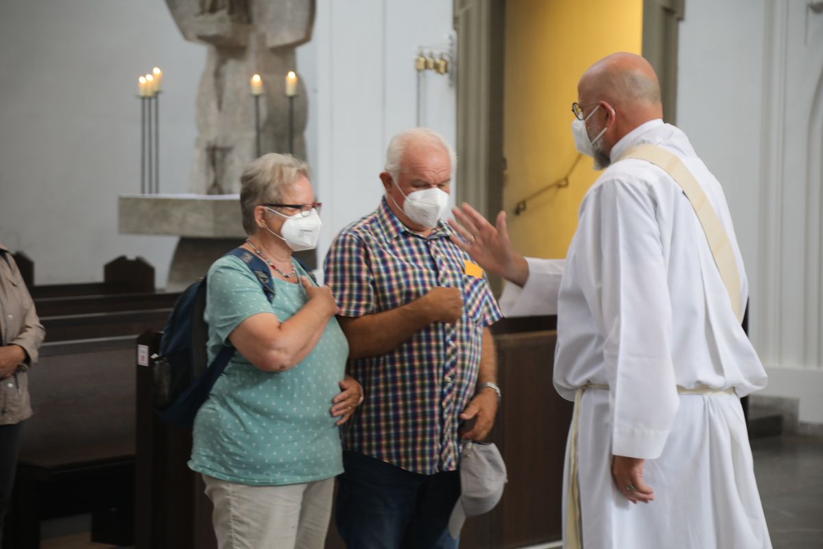 2721/0630_Ehejubilare mit Bischof Franz Jung_28175 Bischof Dr. Franz Jung segnete nach dem Gottesdienst die Ehejubilare.