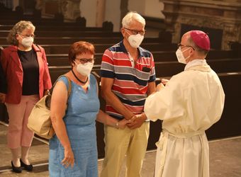 Mit rund 100 Ehepaaren aus der ganzen Diözese hat Bischof Dr. Franz Jung am Montagabend, 28. Juni, einen Gottesdienst im Würzburger Kiliansdom gefeiert. Eingeladen waren Ehejubilare, die in den Jahren 2020 und 2021 ihr silbernes Ehejubiläum feiern. Nach dem Gottesdienst ließen sich die Ehepartner von Bischof Jung und weiteren Priestern und Diakonen mit Abstand segnen.