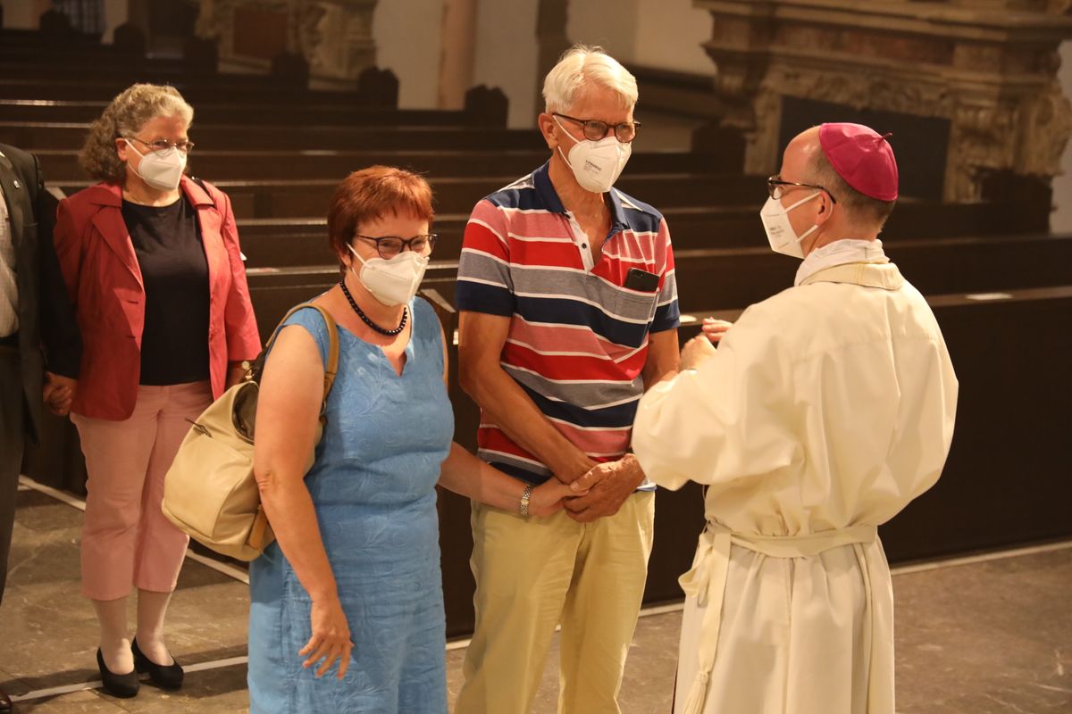 2621/0619 Ehejubilare Bischof 28. Juni Abend_27985 Mit rund 100 Ehepaaren aus der ganzen Diözese hat Bischof Dr. Franz Jung am Montagabend, 28. Juni, einen Gottesdienst im Würzburger Kiliansdom gefeiert. Eingeladen waren Ehejubilare, die in den Jahren 2020 und 2021 ihr silbernes Ehejubiläum feiern. Nach dem Gottesdienst ließen sich die Ehepartner von Bischof Jung und weiteren Priestern und Diakonen mit Abstand segnen.