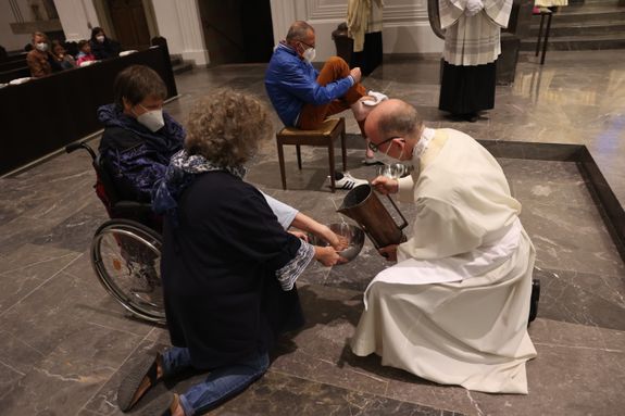 Mit der Messe vom Letzten Abendmahl am Gründonnerstag, 14. April, hat Bischof Dr. Franz Jung im Würzburger Kiliansdom die drei österlichen Tage vom Leiden und Sterben, von der Grabesruhe und der Auferstehung des Herrn eröffnet.