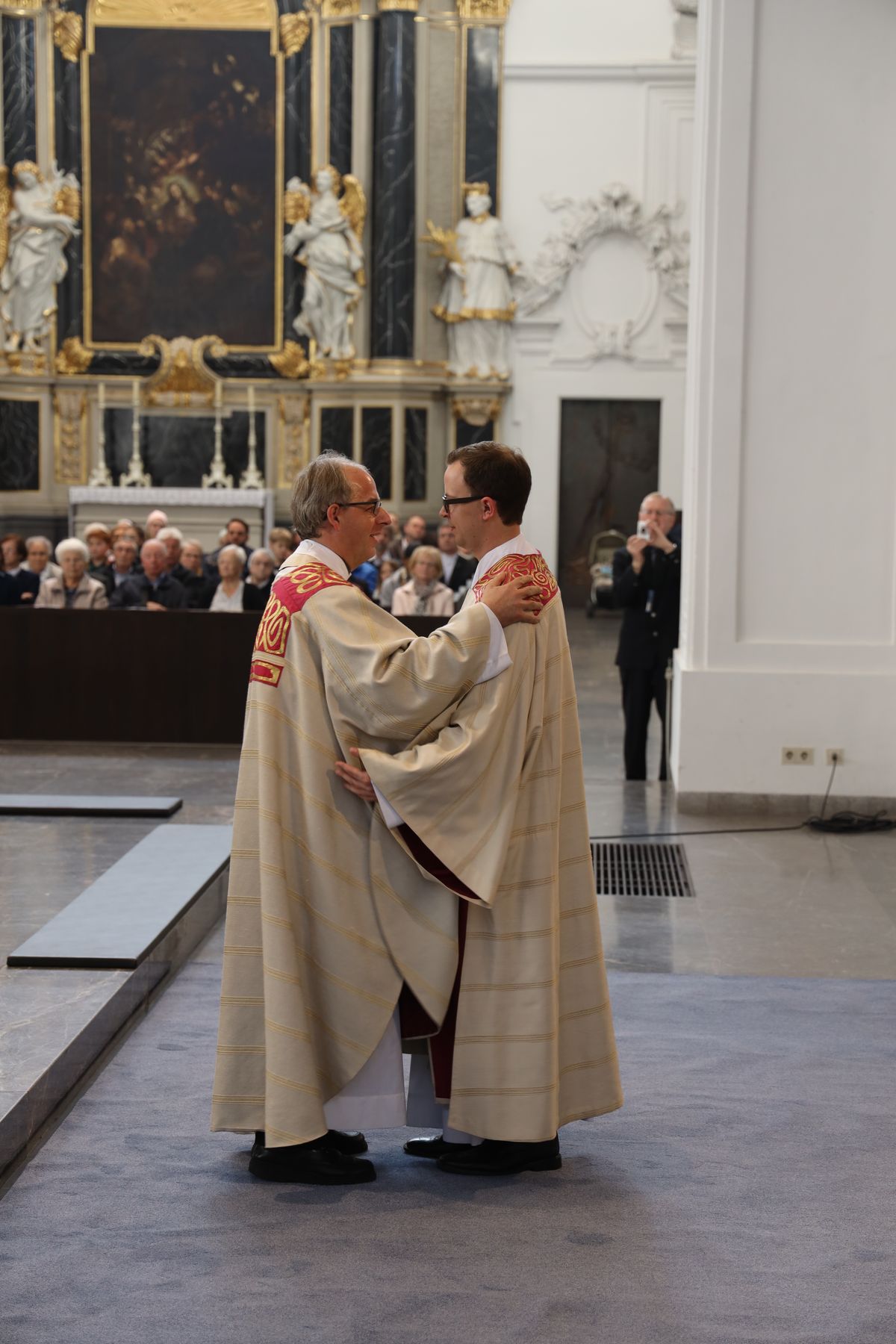 Bei einem feierlichen Gottesdienst im Würzburger Kiliansdom weihte Bischof Dr. Franz Jung Bertram Ziegler zum Diakon. Zahlreiche Verwandte, Freunde und Wegbegleiter des Priesterseminaristen nahmen an der Feier teil.