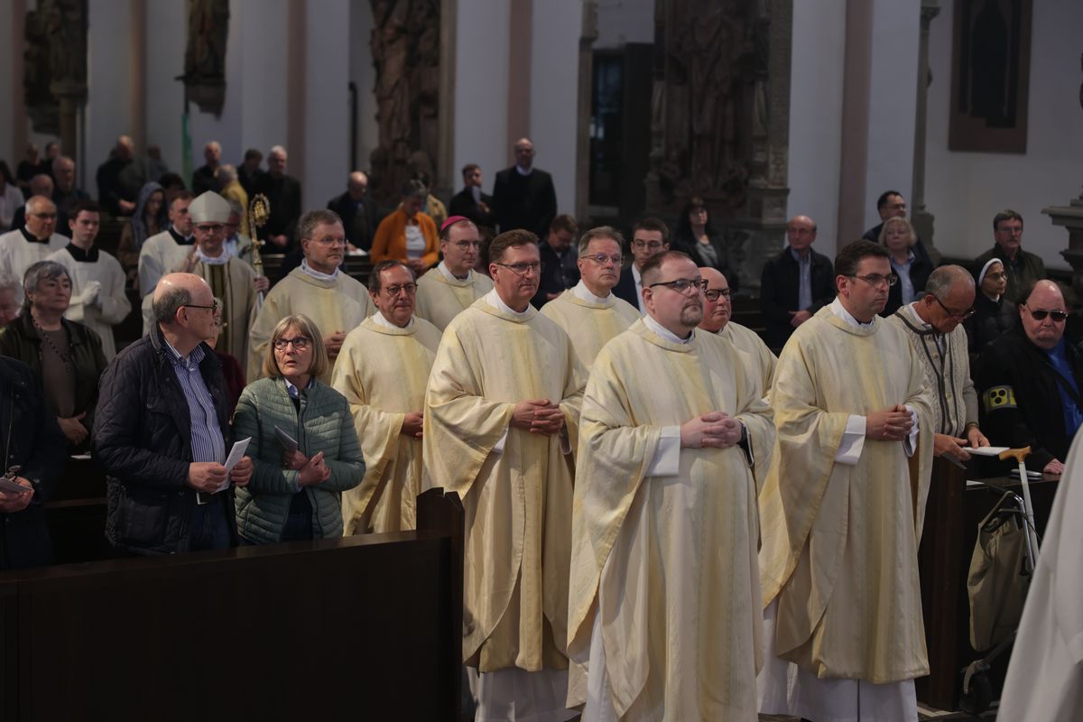 Bischof Dr. Franz Jung hat am Mittwochabend, 16. April, bei der Chrisammesse im Würzburger Kiliansdom die Heiligen Öle für das ganze Bistum geweiht.  Bischof Dr. Franz Jung hat am Mittwochabend, 16. April, bei der Chrisammesse im Würzburger Kiliansdom die Heiligen Öle für das ganze Bistum geweiht.