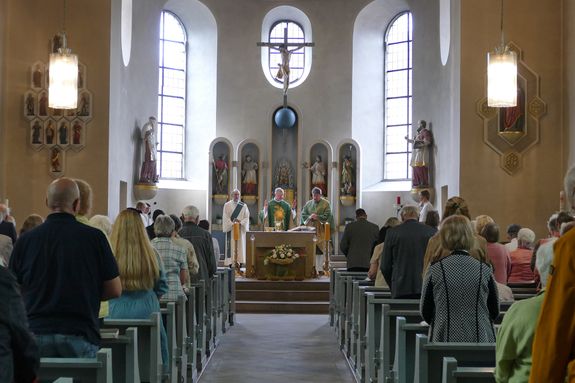 Als Zeichen des Neustarts hat der Pastorale Raum Kahlgrund gemeinsam mit Generalvikar Dr. Jürgen Vorndran, Pfarrer Sebastian Krems und Diakon i. R. Reinhold Glaser am 27. Juli den Sonntagsgottesdienst in der Pfarrkirche Sankt Cyriakus und Valentin in Mömbris gefeiert.
