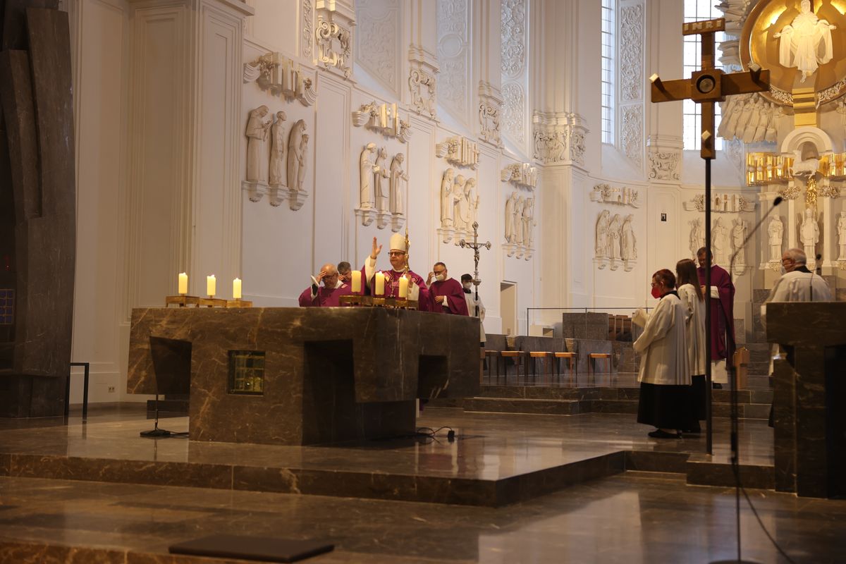 Einen adventlichen Gottesdienst für die Mitarbeitenden von Caritas und Bischöflichem Ordinariat Würzburg hat Bischof Dr. Franz Jung am Donnerstag, 16. Dezember, im Kiliansdom gefeiert.