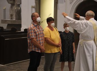 Bischof Dr. Franz Jung feierte am Mittwochabend, 23. Juni, einen Gottesdienst für Ehepaare, die 2021 oder 2021 auf 25 gemeinsame Jahre zurückblicken. Im Anschluss konnten sich die Paare segnen lassen.