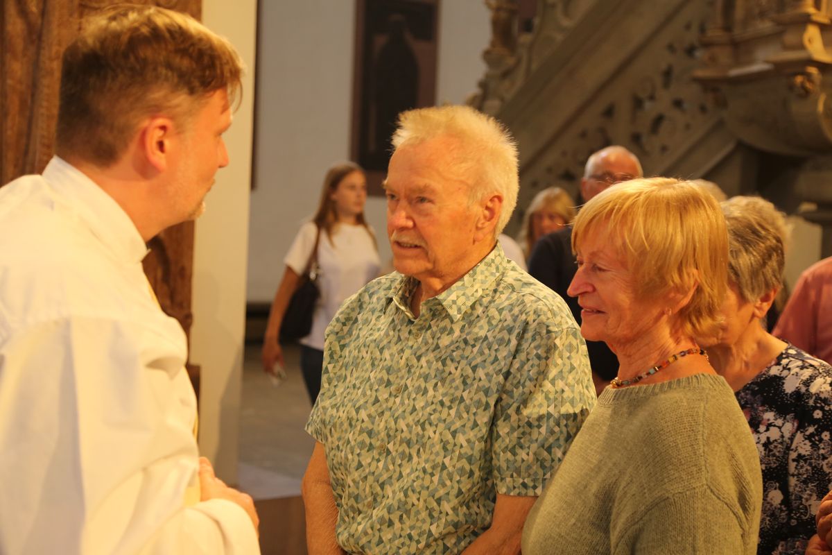 Rund 250 Ehejubilare haben am Freitagnachmittag, 4. Juli, im Kiliansdom in einem Pontifikalgottesdienst mit Weihbischof em. Ulrich Boom ihr Eheversprechen erneuert. 