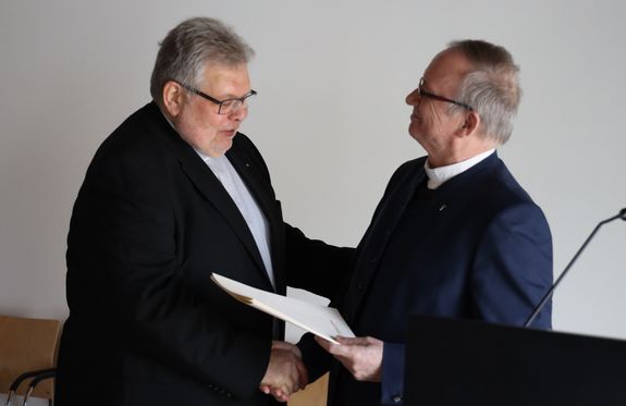 Generalvikar Thomas Keßler (rechts) überreichte Domkapitular Monsignore Dietrich Seidel die Dankesurkunde des Bischofs Dr. Franz Jung.